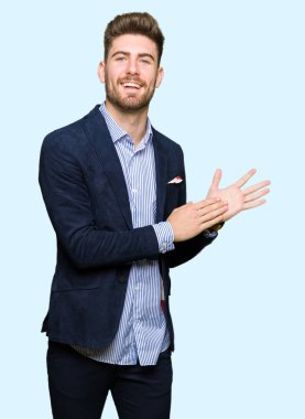 Genç yakışıklı bussines Clapping ve mutlu ve neşeli, gurur eller birlikte gülümseyerek alkış adam