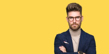 Yüz çapraz kolları üzerinde gözlük şüpheci ve sinir, onaylamayan ifade giyen genç yakışıklı iş adam. Negatif kişi.