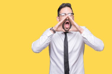 İzole arka plan yüksek sesle ile kızgın bağırarak üzerinde gözlük takan genç yakışıklı iş adamı ağzına eller