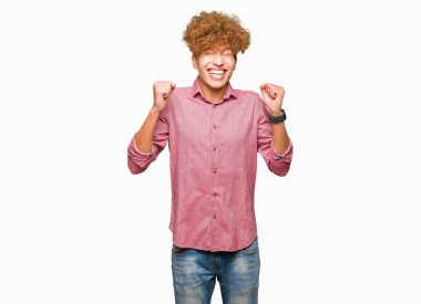 Afro saçlı genç yakışıklı iş adamı başarı için heyecanlı kolları ile zafer gülümseyerek kutluyor kaldırdı. Kazanan kavramı.