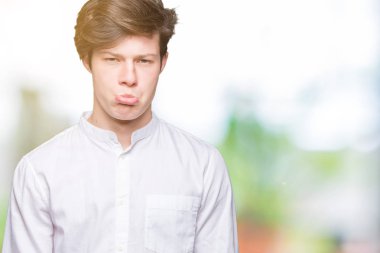 Kızgın ve korkmuş ağlıyor genç yakışıklı iş adamı izole arka plan depresif ve sıkıntı, endişe içinde. Üzgün ifade.