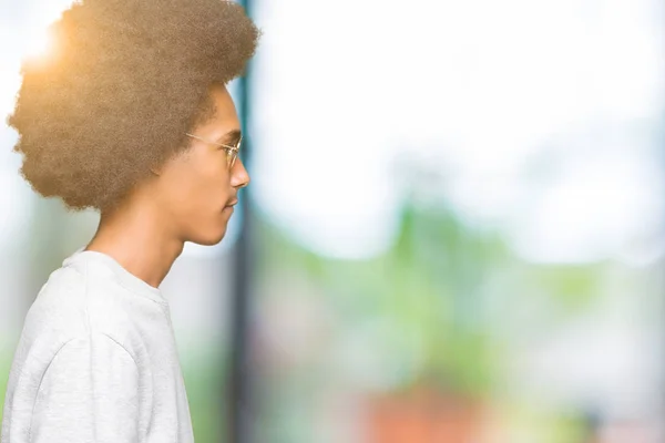 Fiatal Afroamerikai Férfi Afro Haj Szeretnének Oldalon Napszemüveget Visel Pihenni — Stock Fotó