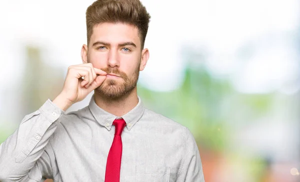 Jonge Knappe Business Man Mond Lippen Sluiten Als Zip Met — Stockfoto