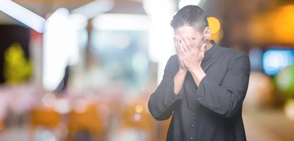 Jeune Prêtre Chrétien Sur Fond Isolé Avec Une Expression Triste — Photo