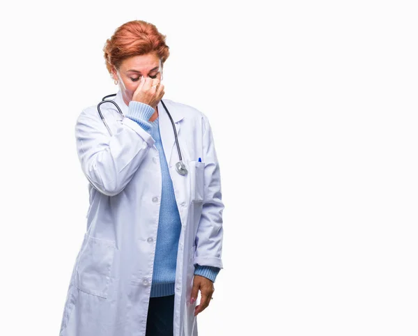 高级白种人医生妇女穿着医疗制服在孤立的背景疲劳摩擦鼻子和眼睛感到疲劳和头痛 压力和挫折的概念 — 图库照片