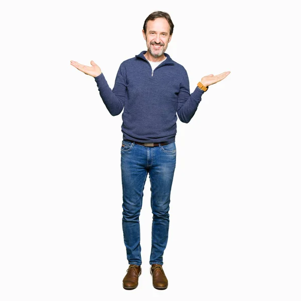 Homem Bonito Meia Idade Vestindo Uma Camisola Sorrindo Mostrando Duas — Fotografia de Stock