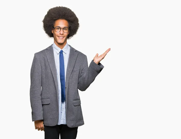 Jovem Homem Negócios Afro Americano Com Cabelo Afro Vestindo Óculos — Fotografia de Stock