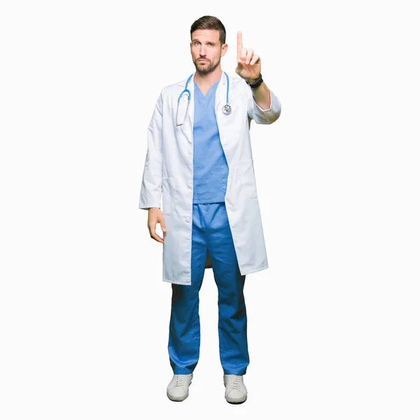 Bello Medico Uomo Indossa Uniforme Medica Sfondo Isolato Indicazione Con — Foto Stock