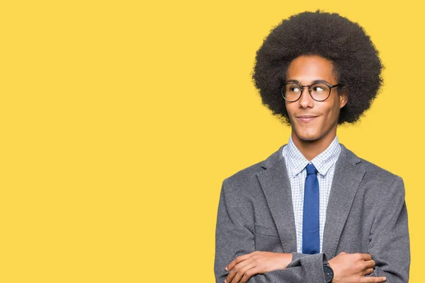 Unga Afroamerikanska Affärsman Med Afro Hår Glasögon Leende Seende Sidan — Stockfoto