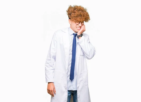 Mladý Pohledný Vědec Muž Nosí Brýle Stresovaní Nervózní Rukama Ústech — Stock fotografie