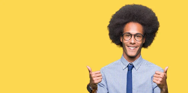 Unga Afroamerikanska Affärsman Med Afrohår Som Bär Glasögon Framgång Tecken — Stockfoto