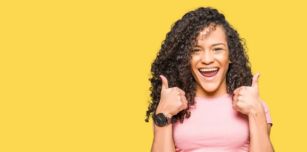 Mulher Bonita Nova Com Cabelo Encaracolado Vestindo Sinal Sucesso Camiseta — Fotografia de Stock