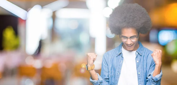 Jovem Afro Americano Com Cabelo Afro Vestindo Óculos Muito Feliz — Fotografia de Stock