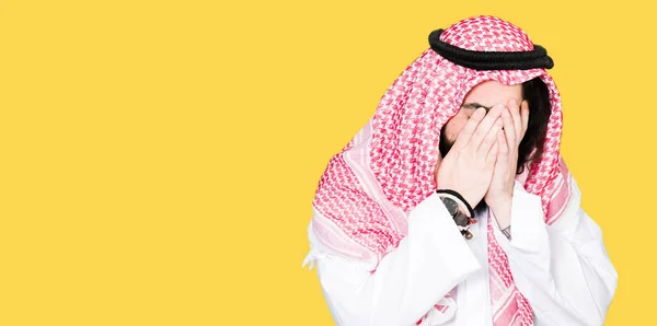 Arabischer Geschäftsmann Mit Langen Haaren Und Traditionellem Keffiyeh Schal Mit — Stockfoto