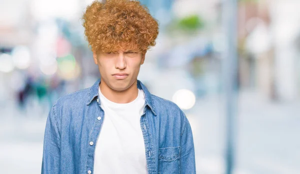 Junger Gutaussehender Mann Mit Afro Haaren Jeansjacke Skeptisch Und Nervös — Stockfoto