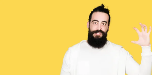 Jovem Com Cabelos Longos Barba Vestindo Camisola Esportiva Sorrindo Gestos — Fotografia de Stock