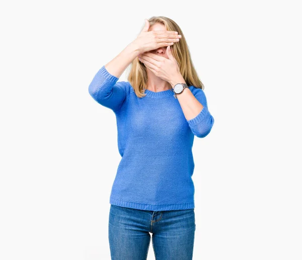 Mulher Bonita Vestindo Camisola Azul Sobre Fundo Isolado Cobrindo Olhos — Fotografia de Stock