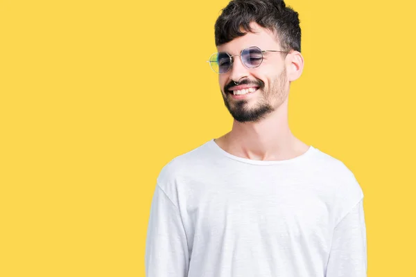 Ung Vacker Man Bär Solglasögon Över Isolerade Bakgrund Tittar Bort — Stockfoto