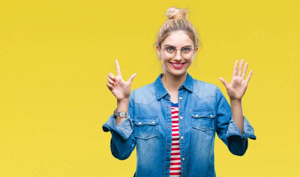 Joven Hermosa Mujer Rubia Con Gafas Sobre Fondo Aislado Mostrando —  Fotos de Stock