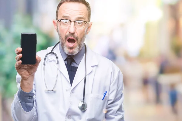 Mezza Età Anziano Hoary Medico Uomo Mostrando Schermo Smartphone Sfondo — Foto Stock