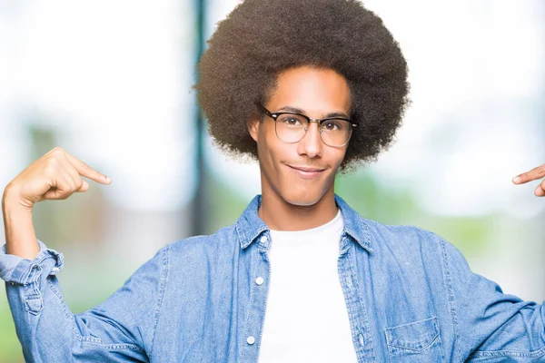 Mladý Americký Muž Afro Vlasy Nosí Brýle Sebevědomým Úsměvem Tváři — Stock fotografie