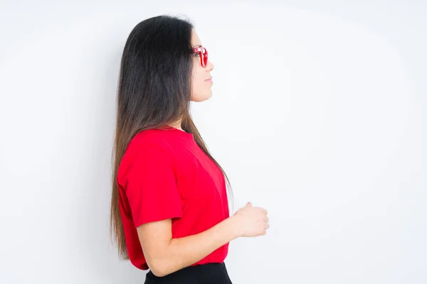 Mooie Brunette Vrouw Dragen Rode Bril Geïsoleerde Achtergrond Zoek Naar — Stockfoto