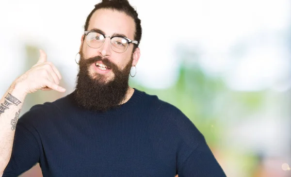 Joven Hipster Hombre Con Pelo Largo Barba Con Gafas Sonriendo —  Fotos de Stock