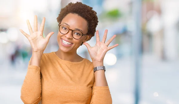 Unga Vackra Afroamerikanska Kvinnan Bär Glasögon Över Isolerade Bakgrund Visar — Stockfoto