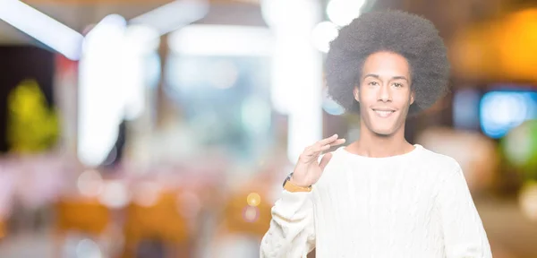 Giovane Uomo Afro Americano Con Capelli Afro Indossare Maglione Invernale — Foto Stock