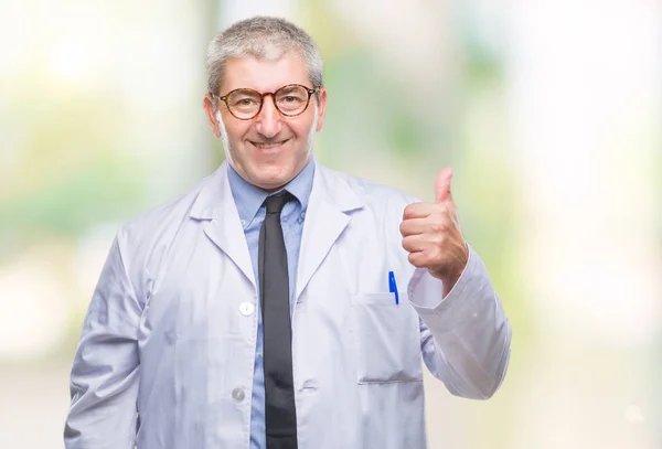 英俊的资深医生 科学家专业人员在孤立的背景下穿着白色外套 用手做着快乐的大拇指动作 通过显示成功来批准镜头的表达 — 图库照片