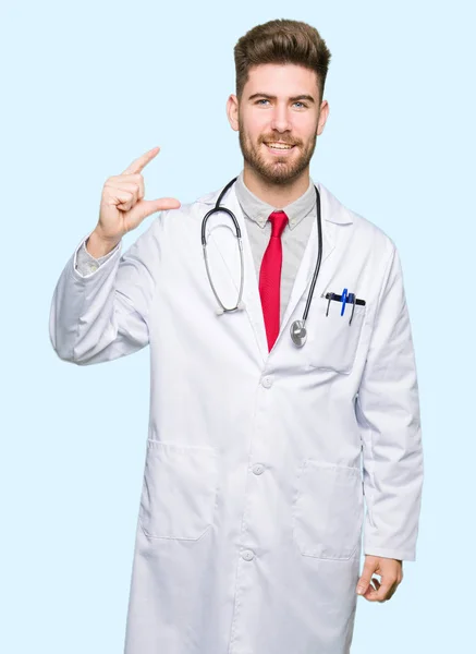 Joven Médico Guapo Hombre Con Abrigo Médico Sonriente Gesto Seguro — Foto de Stock