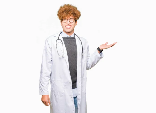 Ung Snygg Läkare Man Klädd Medicinsk Coat Leende Glada Presentera — Stockfoto