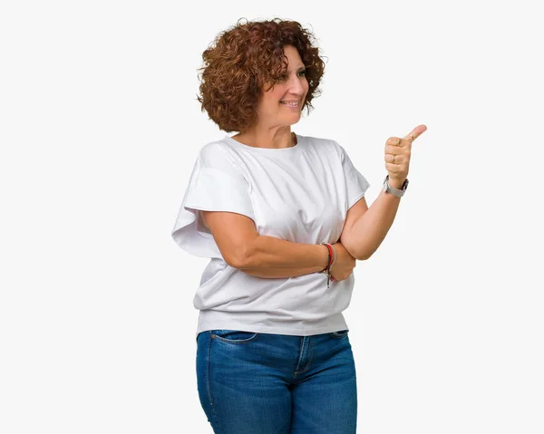 美しい中間エイガー年配の女性見て誇りに思って 分離の背景に白い シャツを着てやって笑みを浮かべて親指側にジェスチャーを — ストック写真