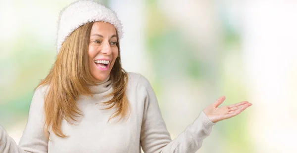 Schöne Frau Mittleren Alters Trägt Winterpullover Und Hut Über Isoliertem — Stockfoto