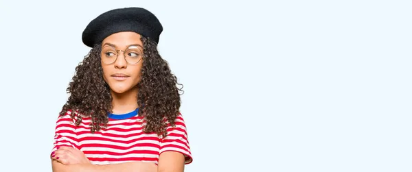 Ung Vacker Kvinna Med Lockigt Hår Bär Glasögon Och Mode — Stockfoto