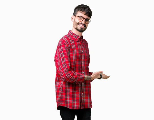 Joven Hombre Guapo Con Gafas Sobre Fondo Aislado Invitando Entrar —  Fotos de Stock