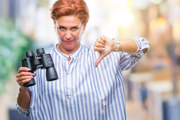 Senior Kaukasische Frau Blickt Durch Ferngläser Über Isolierten Hintergrund Mit — Stockfoto