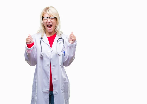 Jonge Mooie Blonde Dokter Vrouw Medische Uniform Dragen Geïsoleerde Achtergrond — Stockfoto