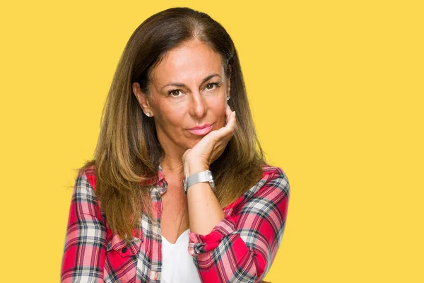 Seyir yorgun ve bıkkın ile depresyon sorun Çapraz kollar ile izole arka plan düşünme üzerinde rahat forması giyen orta yaş yetişkin kadın.