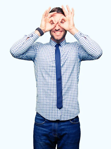 Hombre Negocios Guapo Con Corbata Haciendo Buen Gesto Como Prismáticos — Foto de Stock