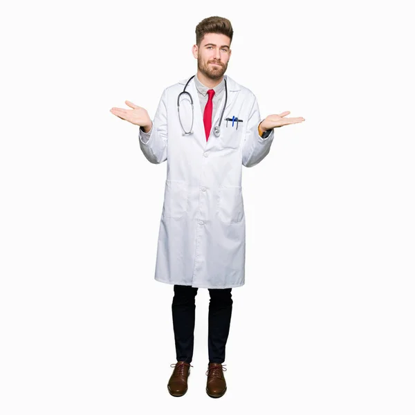 Jeune Homme Beau Médecin Vêtu Manteau Médical Expression Désorientée Confuse — Photo