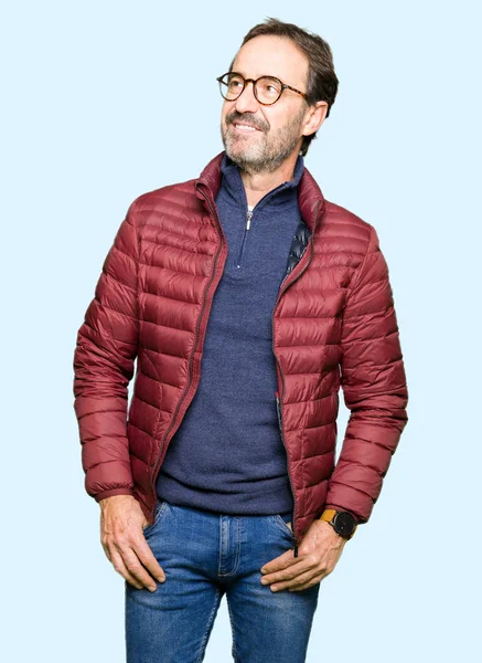 Hombre Guapo Mediana Edad Con Gafas Abrigo Invierno Sonriendo Mirando —  Fotos de Stock