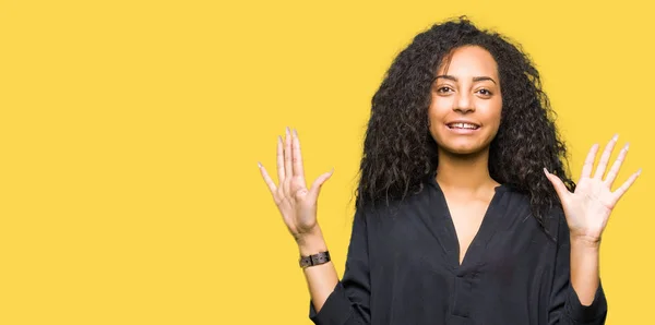 Menina Bonita Nova Com Cabelo Encaracolado Vestindo Vestido Elegante Mostrando — Fotografia de Stock