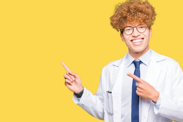 Jonge Knappe Wetenschapper Man Met Bril Glimlachen Kijken Naar Camera — Stockfoto