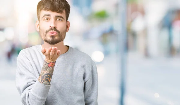 Jovem Homem Bonito Vestindo Camisola Sobre Fundo Isolado Olhando Para — Fotografia de Stock