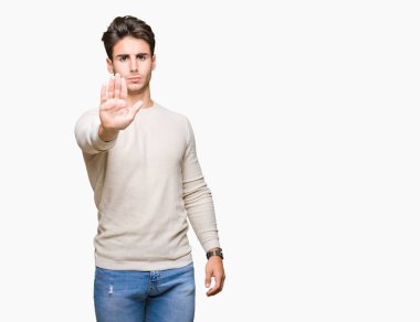 Yakışıklı delikanlı dur yapıyor izole arka plan üzerinde şarkı elin avuç ile. Negatif ve ciddi bir jest yüz ifadesiyle uyarı.