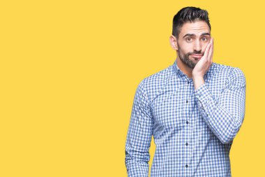 İzole arka plan düşünme seyir üzerinde genç yakışıklı adam yorgun ve sıkılmış çapraz silah depresyon sorunları ile.