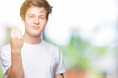 El ve parmak ile İtalyan jest yapıyor emin ifade izole arka plan üzerinde rahat beyaz t-shirt giyen genç yakışıklı adam