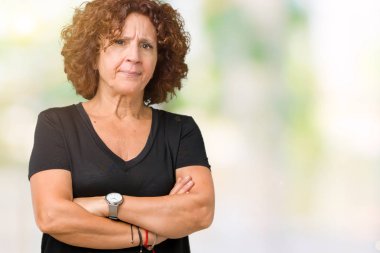 Güzel orta ager üst düzey kadın izole arka plan şüpheci ve çapraz kolları olan yüzündeki gergin, onaylamayan ifade yüzünden. Negatif kişi.