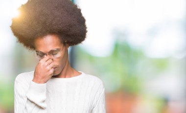 Afrikalı-Amerikalı genç afro saçlı gözlük yorgun sürtünme burun ve göz yorgunluğu ve baş ağrısı hissediyor. Stres ve hayal kırıklığı kavramı.